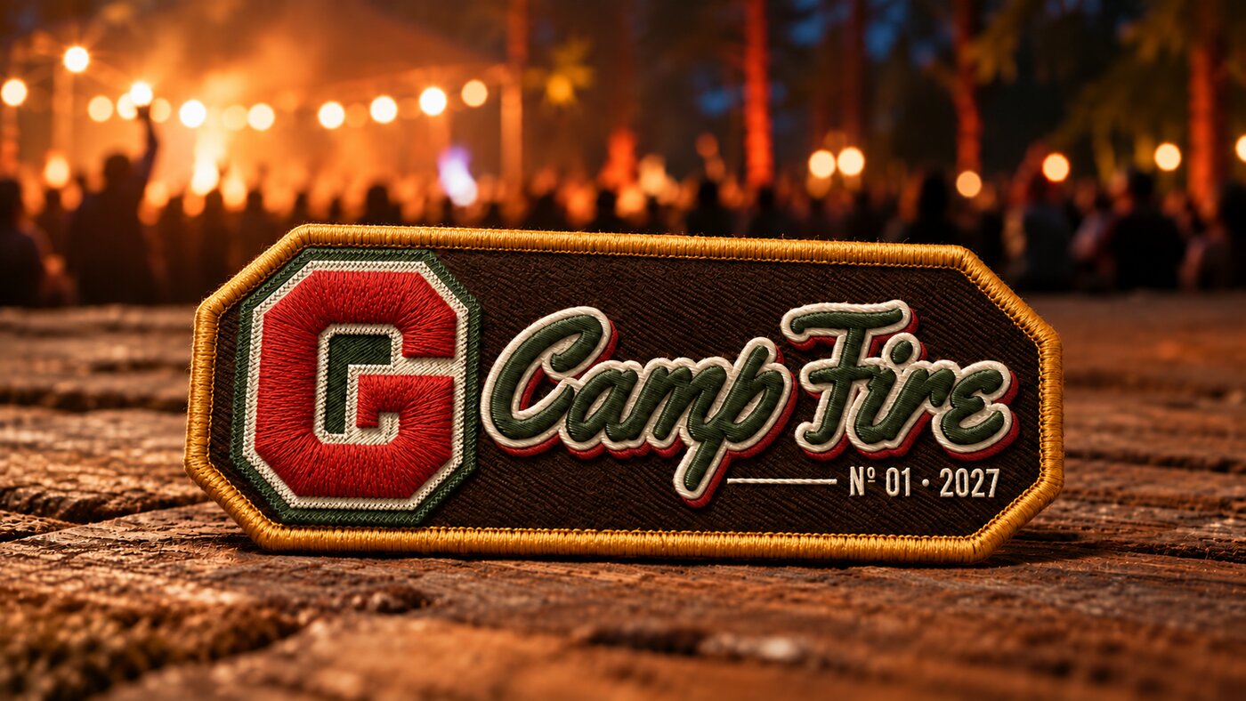 Variação acetinada do logo G-CampFire: o mesmo patch café com merrow mostarda, G vermelho em satin liso, script Camp Fire e Nº 01 · 2027, sobre o fundo de culto noturno