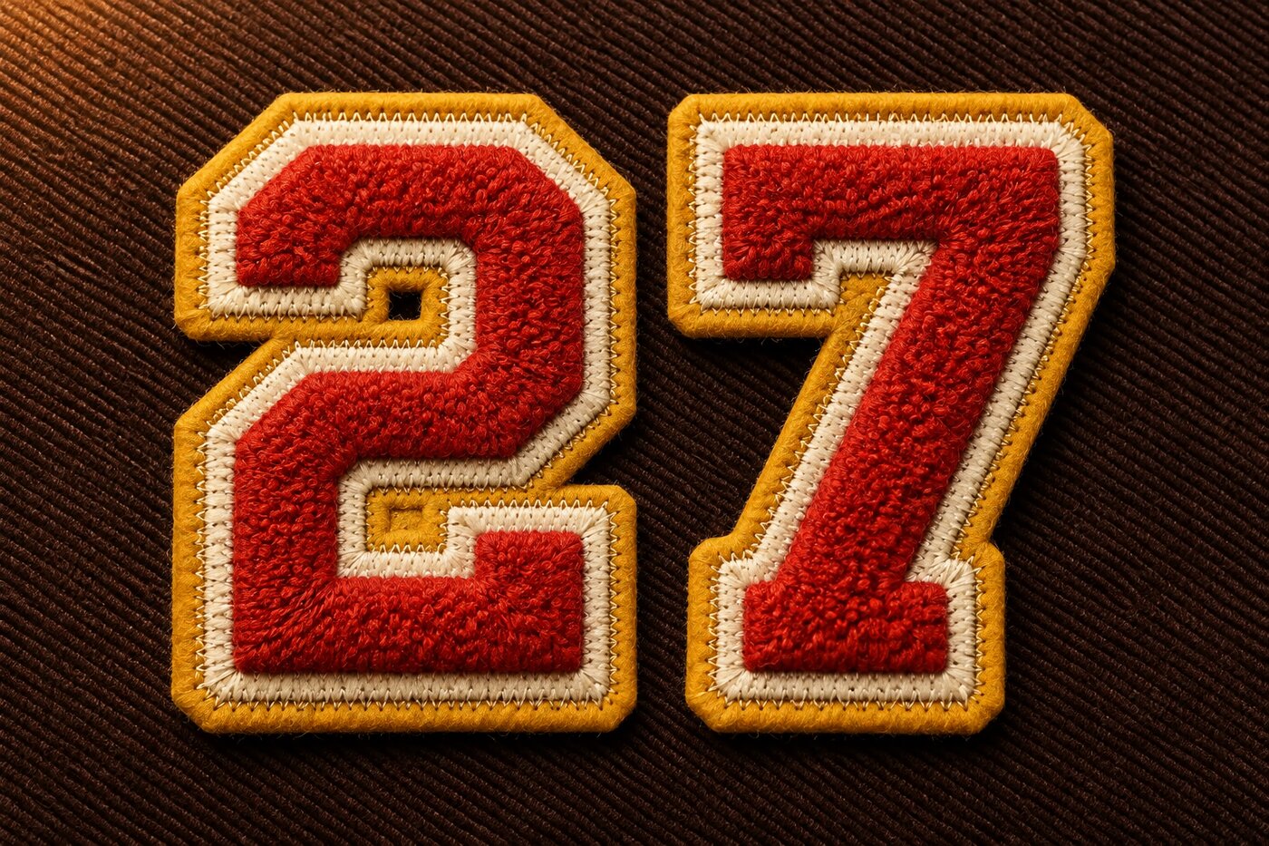 Letras de chenille 27 em vermelho com feltro creme e borda mostarda sobre sarja café