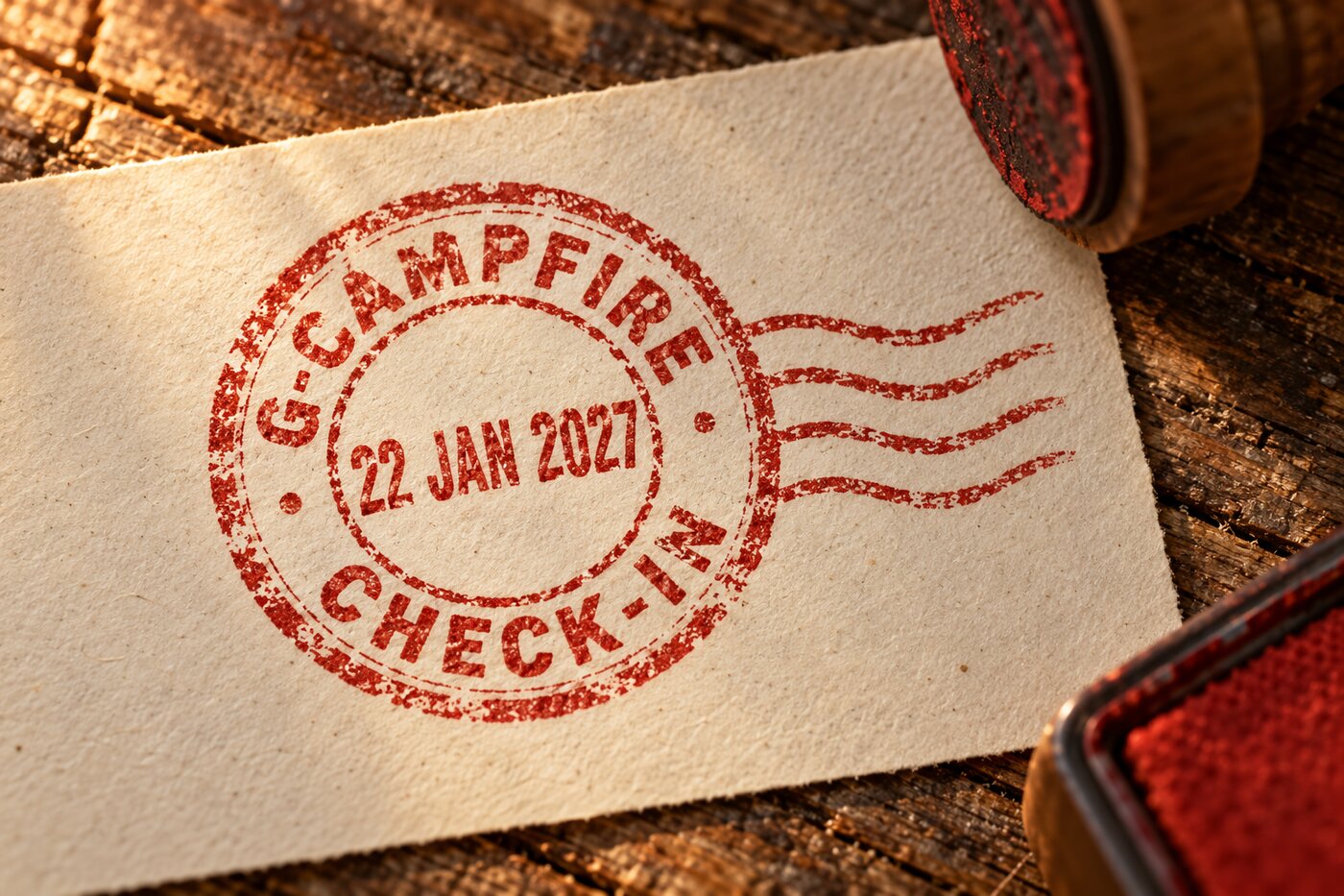 Carimbo vermelho G-CAMPFIRE 22 JAN 2027 CHECK-IN sobre papel creme