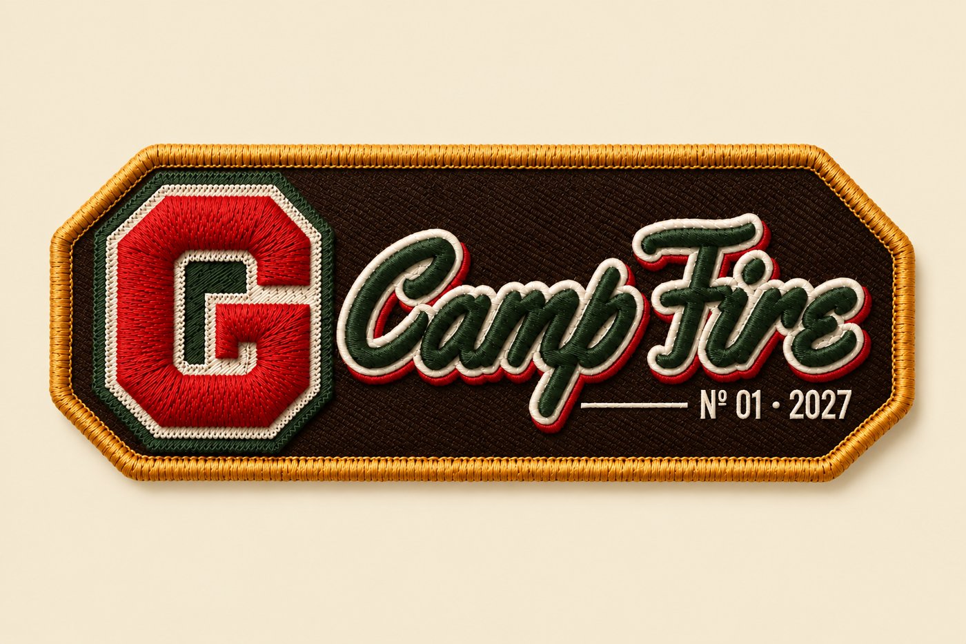 Patch G-CampFire Nº 01 · 2027 sozinho sobre fundo creme: G vermelho em chenille, script CampFire e borda merrow mostarda